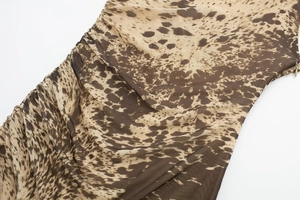 Détail d'une robe en tulle à imprimé animal avec fronces latérales et zip invisible