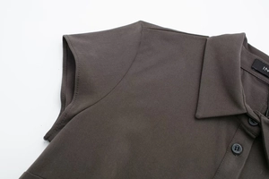 Dettaglio di una polo senza maniche grigio antracite con cuciture e trama in twill