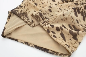 Détail du tissu en maille imprimé animal et des finitions de l'ourlet de cette robe léopard