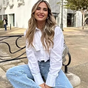 Chemise blanche à col POLO avec poches et jean orné de perles avec sac à chaîne argenté
