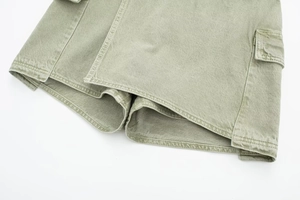 Détail de la jupe-culotte cargo vert olive en sergé de coton avec poche latérale