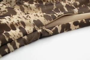 Détail du tissu en maille imprimé léopard avec une fermeture éclair invisible discrète
