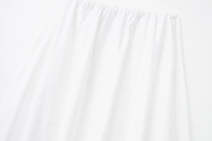 Détail de la taille élastique et du tissu blanc de haute qualité de la jupe midi