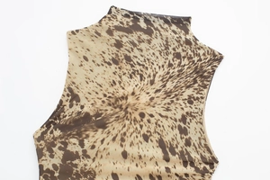 Détail du col montant et de la texture du tissu en maille transparente à motif animal