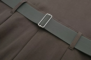Dettaglio vita di un abito polo con trama in twill e cintura intrecciata con fibbia in metallo