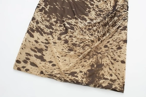 Détail d'une robe en résille à imprimé animal avec fronces et texture marron transparente