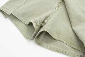 Vue détaillée des coutures doubles et du zip sur le jupe-culotte en coton sergé vert
