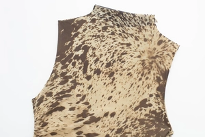 Détail de la robe en tulle à imprimé animal avec col montant et fermeture éclair invisible