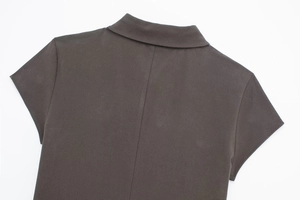 Vista posteriore dettagliata di un abito polo taupe scuro con colletto netto e cuciture pulite