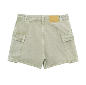Détail du short cargo en jean kaki avec patch en cuir et poches latérales à rabat