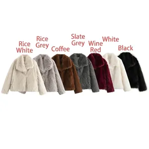 Veste courte en fausse fourrure à revers en sept couleurs dont blanc cassé et bordeaux