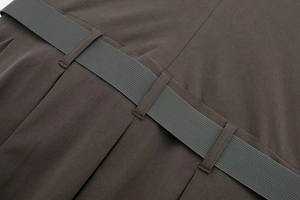 Dettaglio ravvicinato dei passanti in tessuto marrone scuro con cintura intrecciata