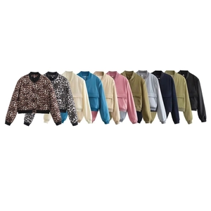 Dettaglio dei polsini e colletti in maglia a coste su vari bomber da donna colorati