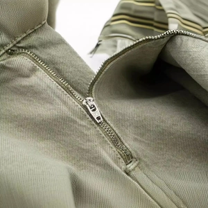 Gros plan détaillé du zip en métal sur la jupe-culotte en coton sergé vert olive pour femme