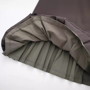 Gonna a pieghe marrone scuro con fodera interna liscia e dettagli di cucitura di qualità