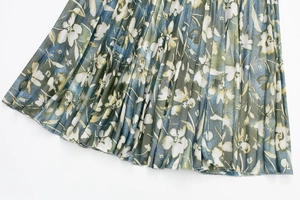 Vue détaillée du tissu plissé fin avec imprimé floral et texture à l'éclat métallique