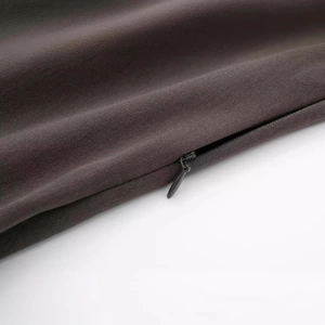Abito a polo marrone scuro con cerniera invisibile di alta qualità e tessuto in twill