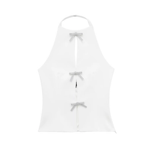Top bianco senza maniche con scollo all'americana e tre fiocchi di strass luccicanti