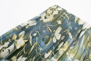 Détail de l'imprimé floral abstrait sur le tissu plissé aux couleurs vives et élégantes