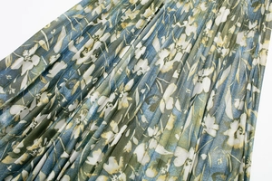 Vue macro détaillée du tissu plissé de haute qualité avec des motifs imprimés floraux élégants