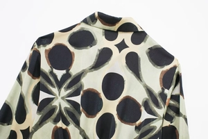 Détails de l'imprimé floral géométrique sur chemise en satin avec col à revers élégant