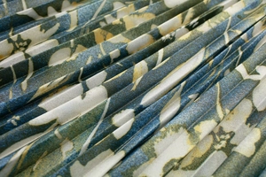 Gros plan détaillé sur l'imprimé floral abstrait bleu marine sur tissu mousseline plissé