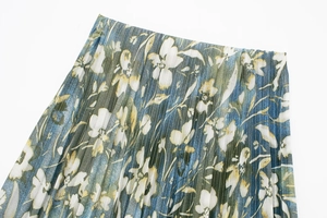 Détail d'une jupe plissée à fleurs avec imprimé aquarelle bleu et vert