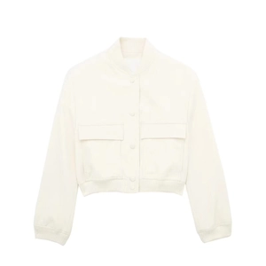 Dettaglio della giacca bomber beige con polsini a costine e grandi tasche applicate