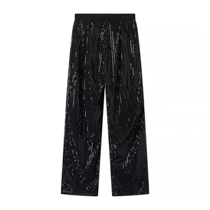 Detailansicht der schwarzen Pailletten-Hose mit weitem Bein und elastischem Bund