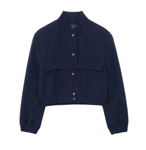 Dettaglio del bomber blu scuro con colletto a costine e grandi tasche utility frontali