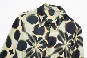 Détail du col classique et de l'imprimé floral géométrique sur cette chemise en soie