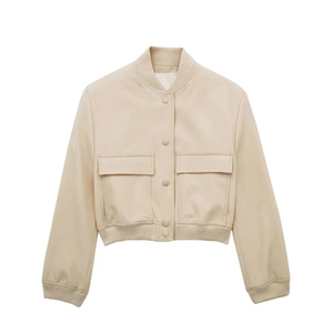 Dettaglio del bomber in pelle beige con polsini a costine e grandi tasche a soffietto