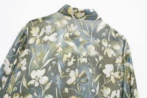 Détail du col et de l'épaule d'un chemisier à fleurs avec finition satinée fine