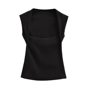 Top senza maniche nero a costine con scollo quadrato in una vista piatta minimalista