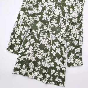 Short sleeve floral print dress in dark green with matching belt for casual wear