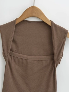 Dettaglio della trama in maglia a coste su top marrone con scollo quadrato e design a strati