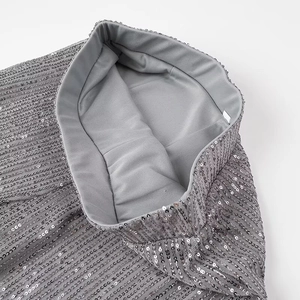 Detail der silbernen Paillettenhose mit elastischem Bund und metallischer Textur
