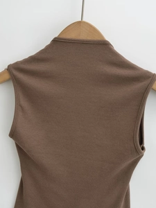 Dettaglio del top in maglia a coste marrone caffè con collo alto su gruccia in legno