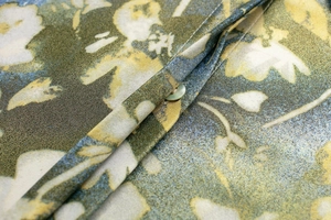 Détail du tissu à motif floral avec bouton sur l'ensemble jupe plissée