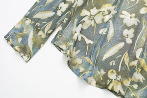 Détail de chemisier à fleurs avec coutures de qualité et ourlet arrondi élégant
