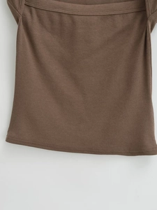 Dettaglio del top a fascia in maglia a coste marrone con trama e cuciture rifinite