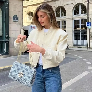 Giacca bomber da donna bianco crema con grandi tasche e bordi a costine stile street