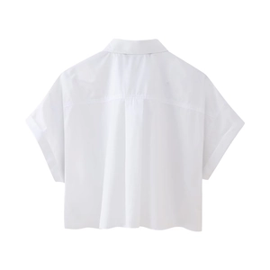 Weiße Kurzarm-Popeline-Bluse für Damen mit minimalistischem Plissee-Design auf der Rückseite
