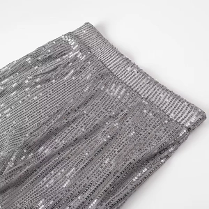 Nahaufnahme glitzernder Silberpailletten mit feiner Doppelnadelheftung am Kleidungsrand