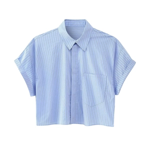 Damen Kurzarmbluse aus hellblauem Popeline mit Nadelstreifen und modischem Boxy-Crop-Schnitt
