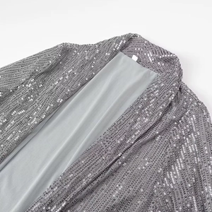 Detailaufnahme der hochwertigen Silberpailletten und des glatten Futters am Damen-Blazer