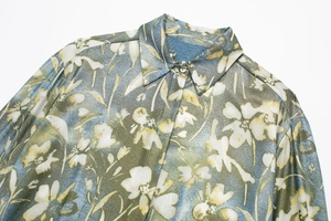 Détail du col classique et de l'imprimé floral vintage sur ce chemisier léger pour femme