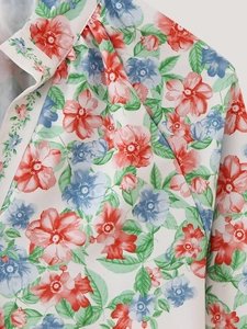 Détail de l'imprimé floral vif et du col à volants sur ce chemisier de printemps