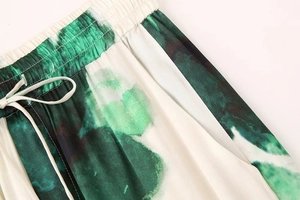 Détail de la taille élastique à cordon avec imprimé abstrait sur le pantalon fluide
