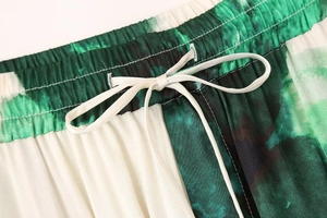 Détail de taille élastique avec cordon de serrage sur pantalon en satin imprimé